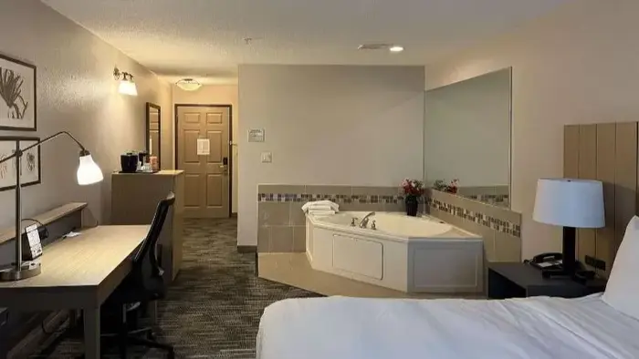 Country Inn & Suites by Radisson, Elgin, IL