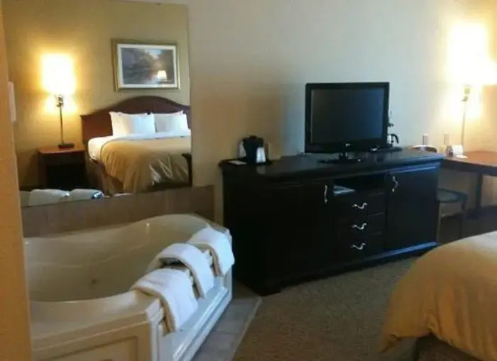 Country Inn & Suites by Radisson, West Bend, WI