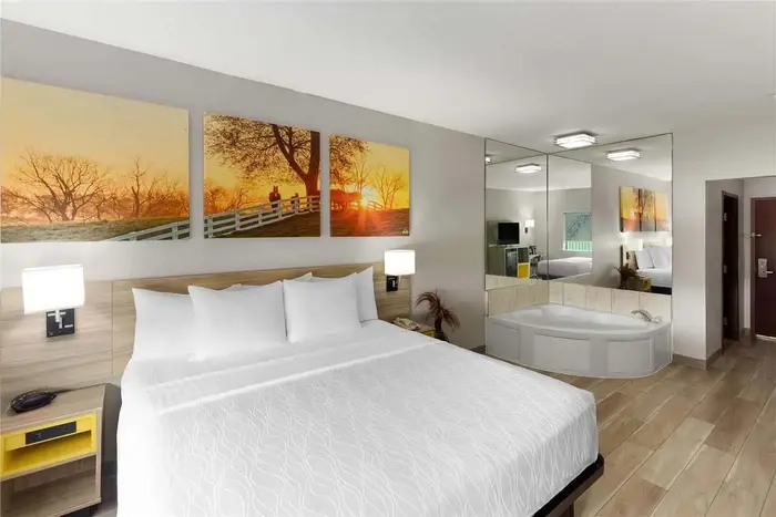 Days Inn & Suites by Wyndham Sam Houston