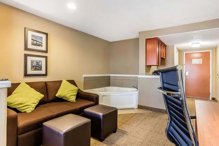 Comfort Inn & Suites Airport - American