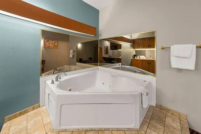 Econo Lodge Inn & Suites
