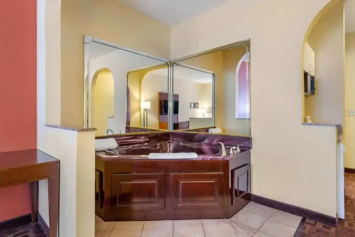 Comfort Suites - Near the Galleria