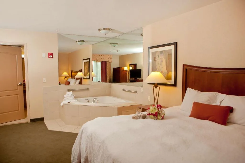 Fresno Hotels with Jacuzzi in Room
