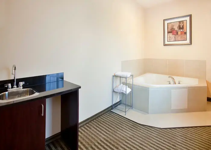 Holiday Inn Express & Suites Guthrie North