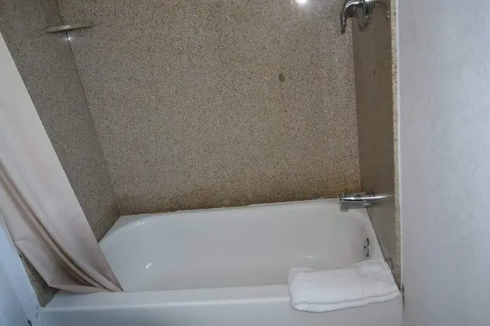 Harbor Inn & Suites