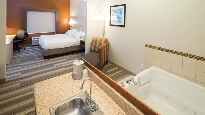 Holiday Inn Express & Suites Detroit - Utica By IHG