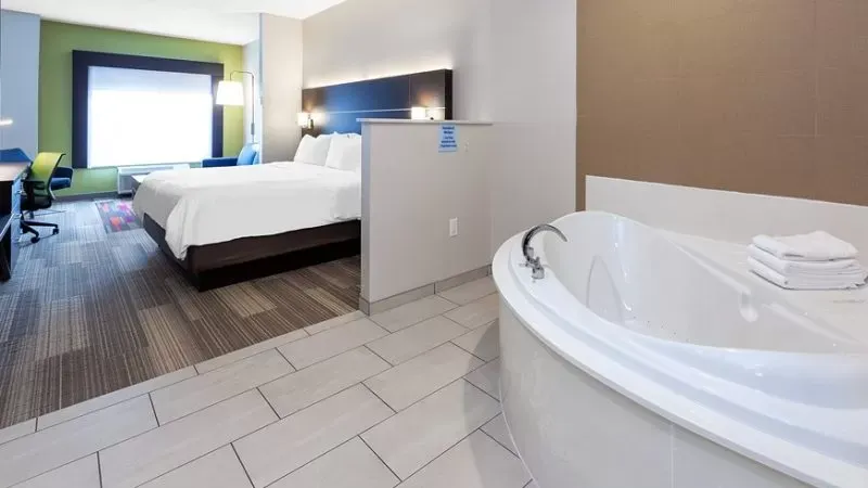 Holiday Inn Express & Suites Woodhaven By IHG