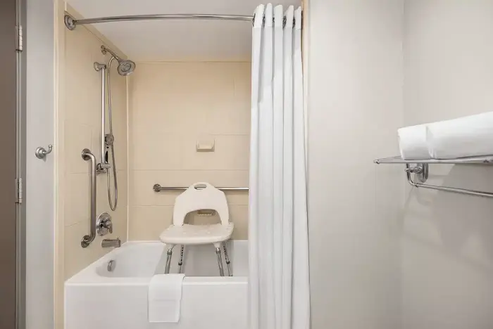 Holiday Inn Express Hotel & Suites