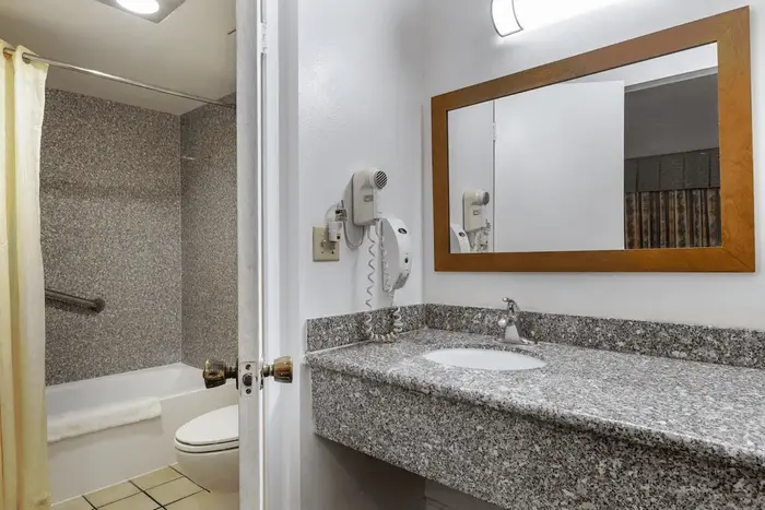 Riverside Inn and Suites