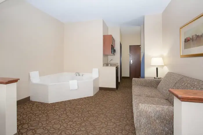 Holiday Inn Express and Suites Concordia US 81