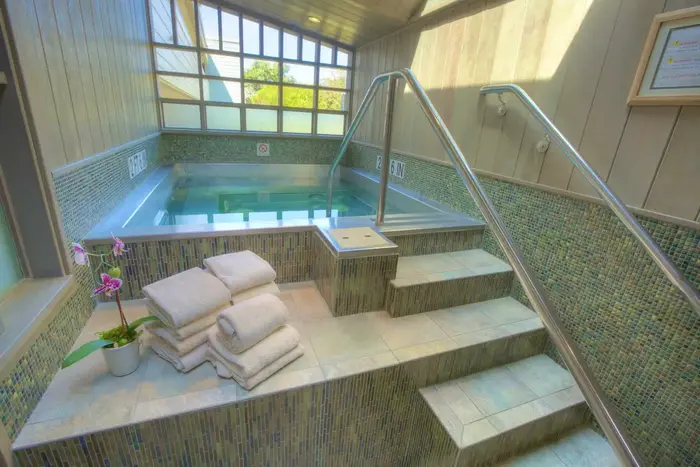 456 Embarcadero Inn & Suites