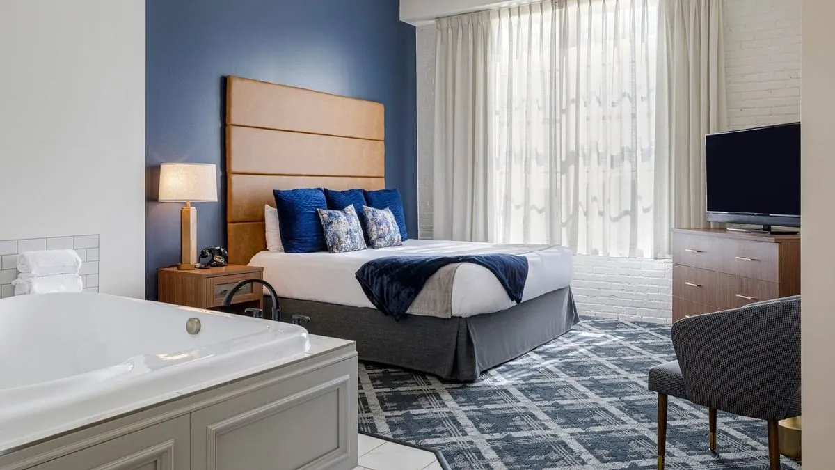 Kansas Hotels With Jacuzzi in Room