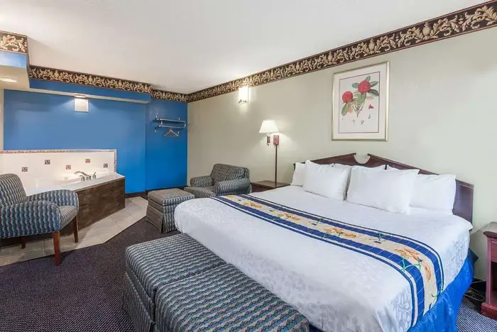 Days Inn & Suites by Wyndham Youngstown