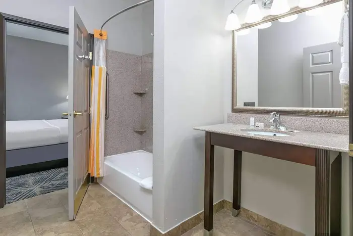 La Quinta Inn & Suites By Wyndham Tulsa Airpt