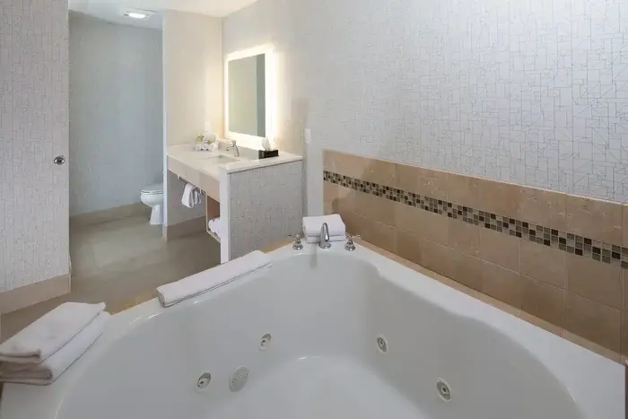 Holiday Inn Express & Suites Monroe by IHG