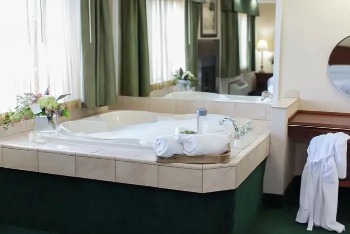 Rogue Regency Inn & Suites