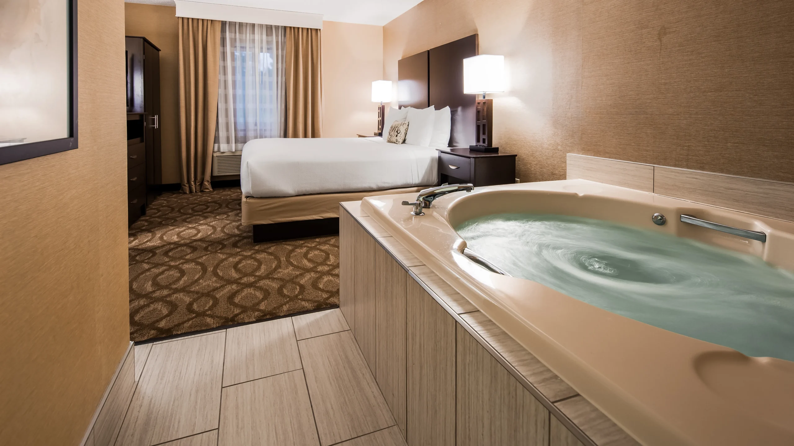 Michigan Hotels With Jacuzzi in Rooms