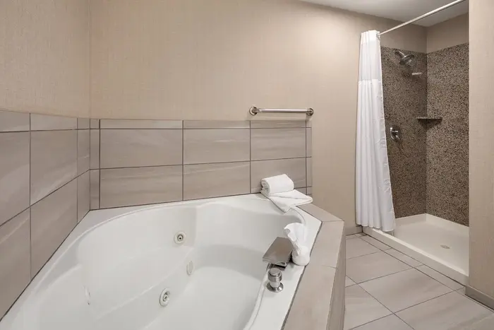 Holiday Inn Express & Suites Cherry Hills by IHG