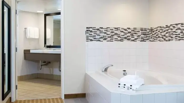 Country Inn & Suites by Radisson, Milwaukee West (Brookfield), WI