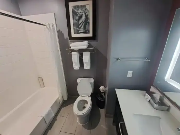 Airport Inn & Suites