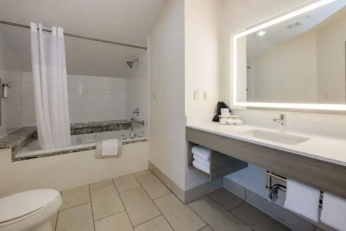 Holiday Inn Express & Suites Berkeley, an IHG Hotel