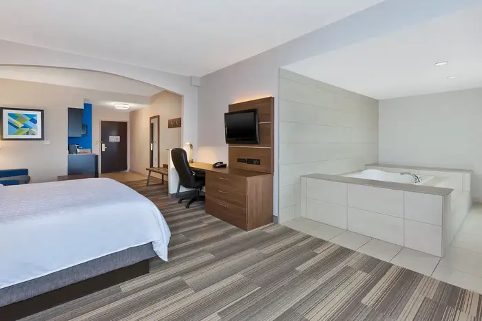 Holiday Inn Express & Suites Warminster