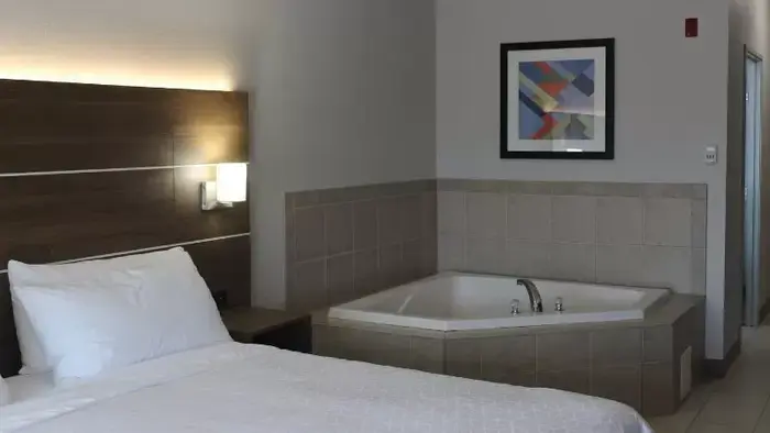 Holiday Inn Express & Suites Chicago North-waukegan-gurnee By IHG