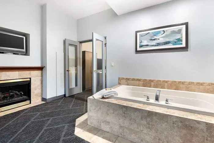Best Western Plus Appleton Airport Mall