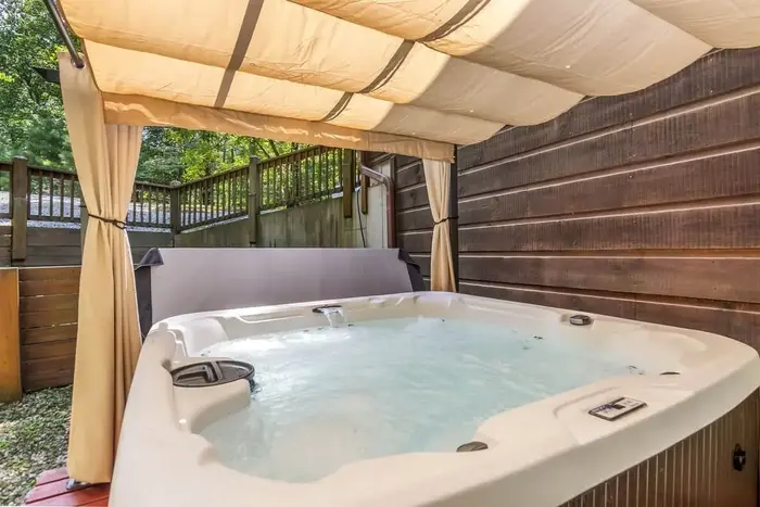 3BR Cabin with Hot Tub in North Georgia