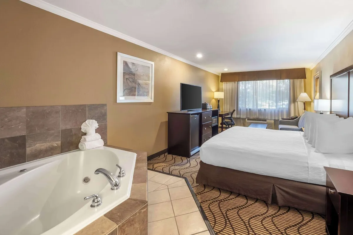 Roseville Hotels with Jacuzzi in Room