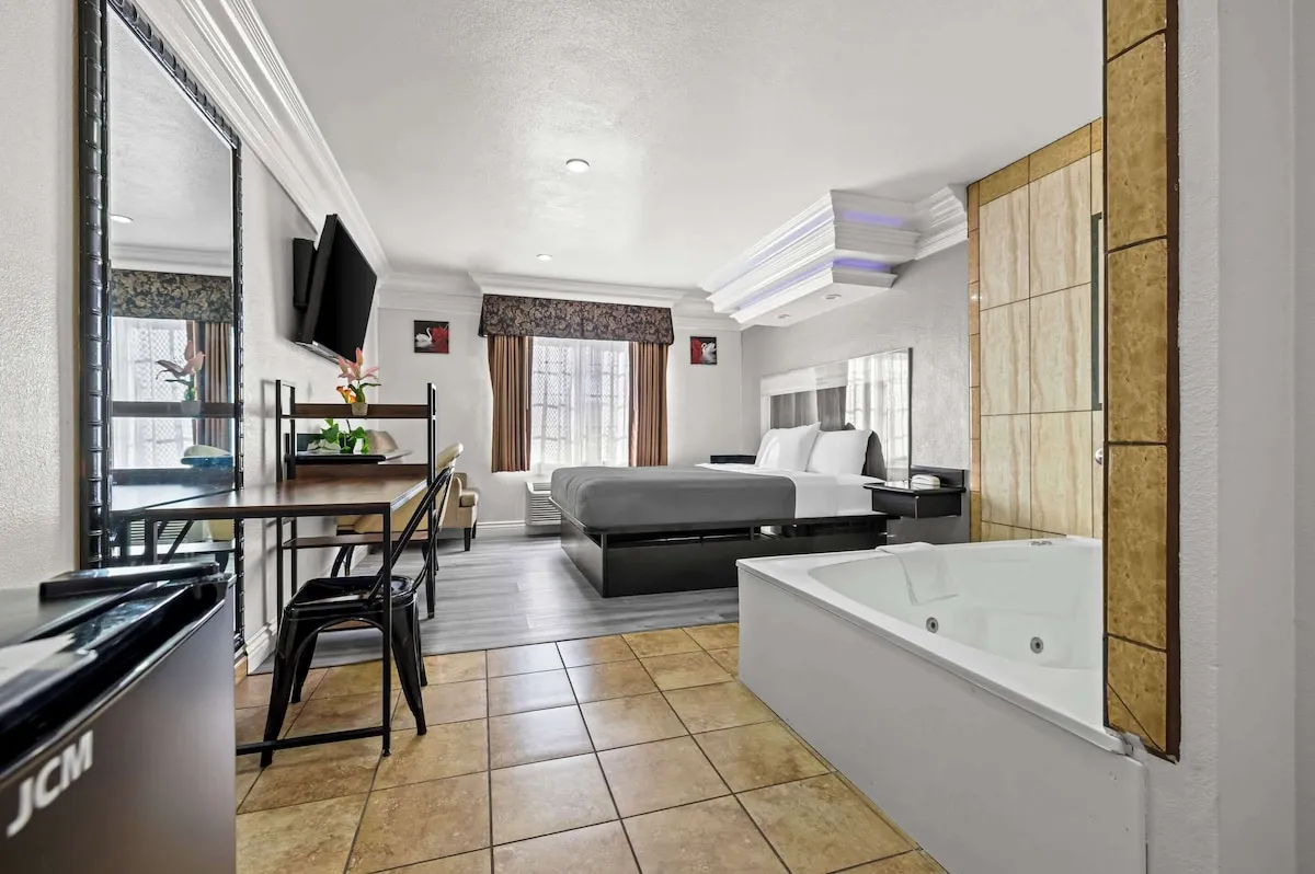 Santa Ana Hotels with Jacuzzi in Room