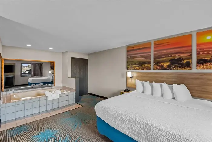 Days Inn and Suites by Wyndham Des Moines Airport