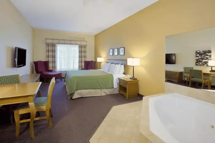Country Inn & Suites by Radisson, Salina, KS