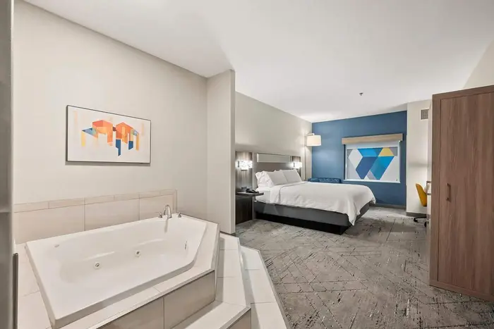 Holiday Inn Express & Suites Lincoln-roseville