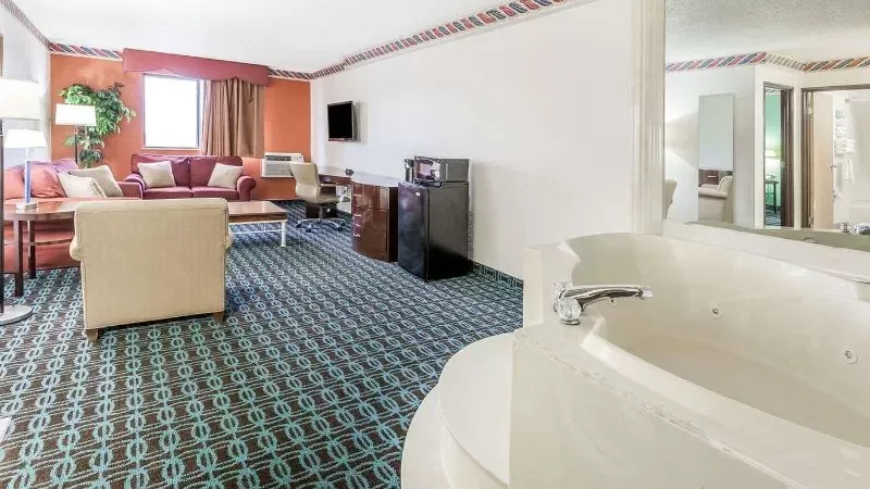 Super 8 by Wyndham Sterling Heights/Detroit Area
