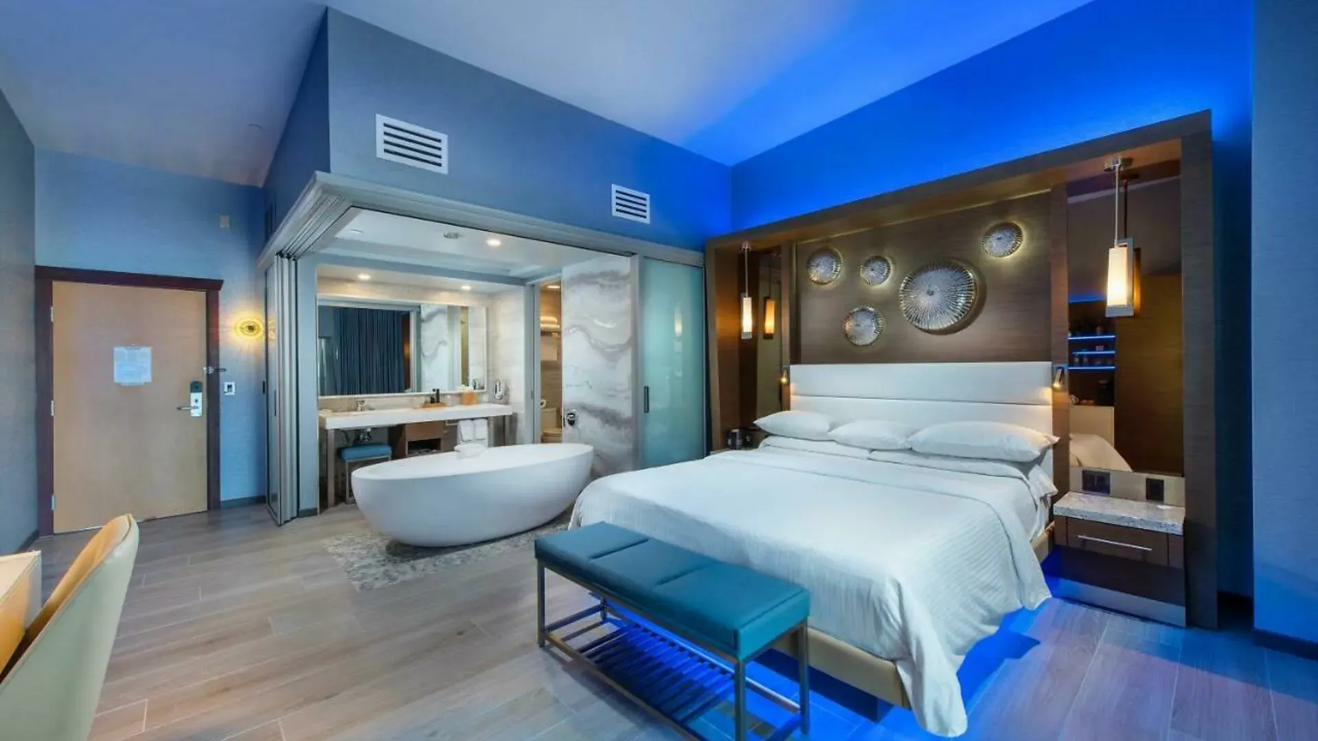 Ventura Hotels with Jacuzzi in Room