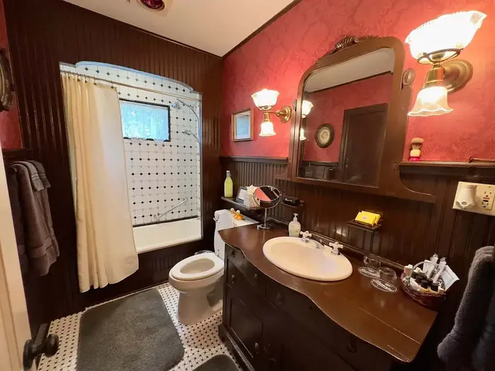 Rosevine Inn Bed & Breakfast and Extended