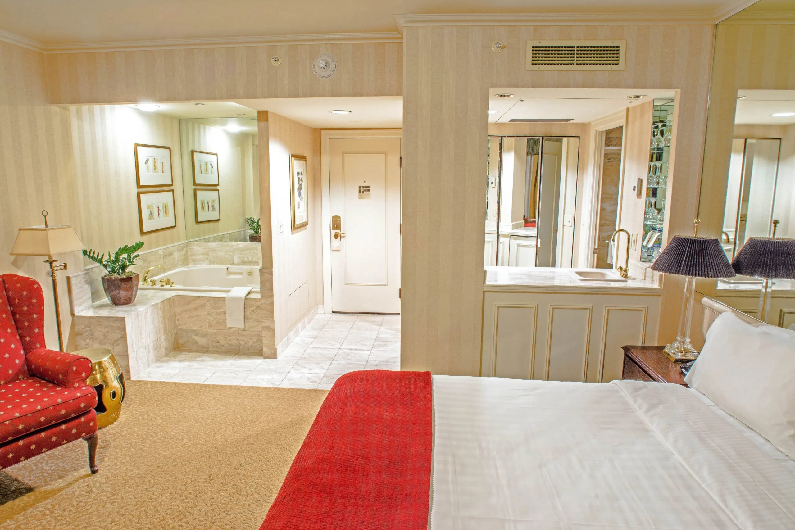 Washington State hotels with jacuzzi in room