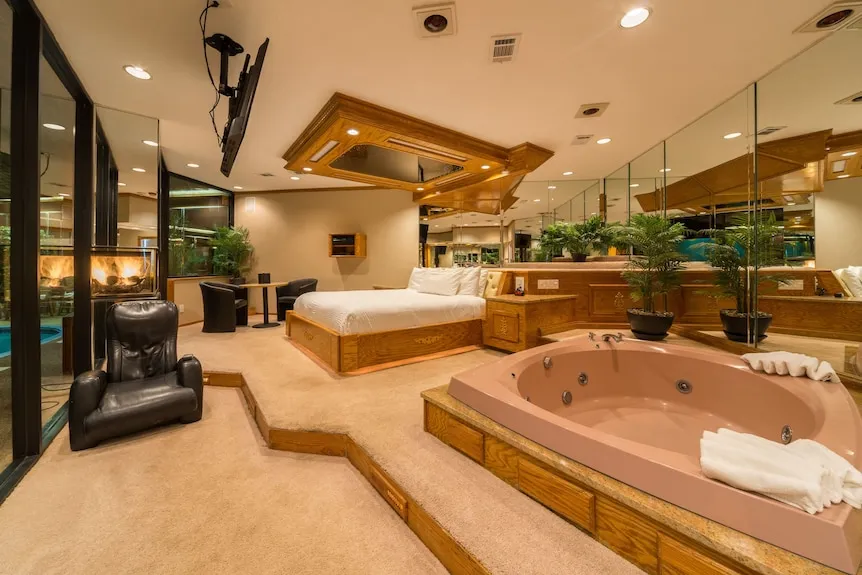 Wisconsin Hotels With Jacuzzi in Rooms
